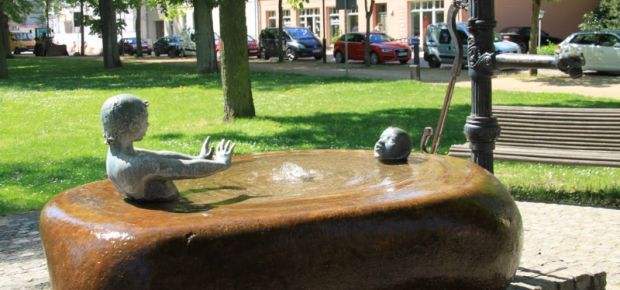 BRUNNENSKULPTUR AM MARKT