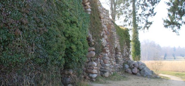 FELDSTEINGROTTE IM SCHLOSSPARK